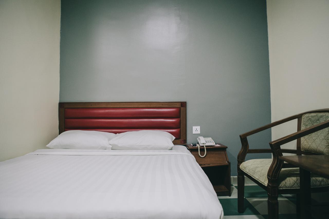 Hotel Gloris Batam Экстерьер фото