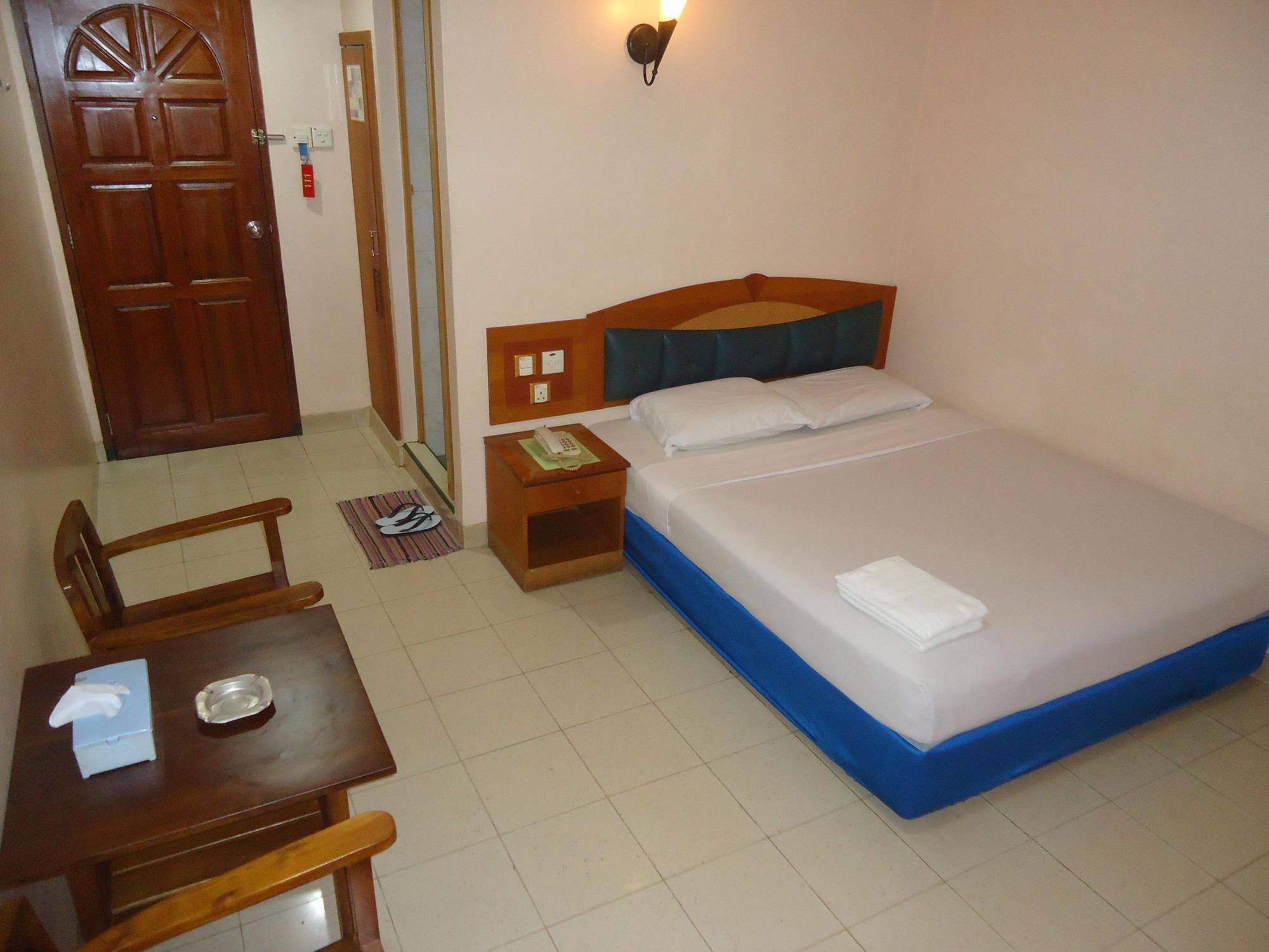 Hotel Gloris Batam Экстерьер фото
