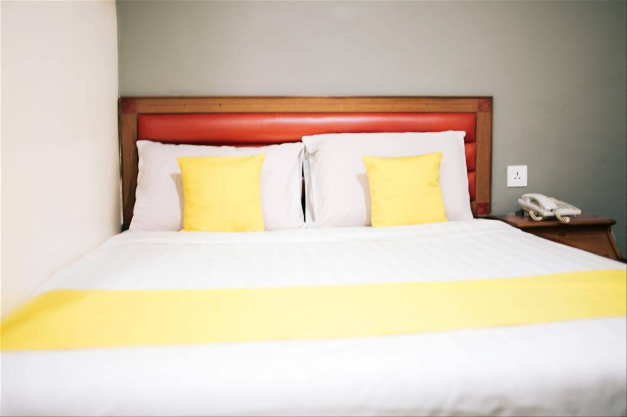 Hotel Gloris Batam Экстерьер фото